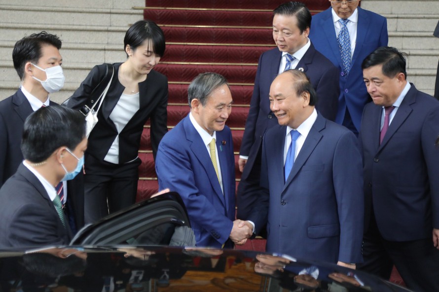 Thủ tướng Nguyễn Xuân Phúc bắt tay Thủ tướng Nhật Bản Suga Yoshihide. Ảnh: Như Ý 
