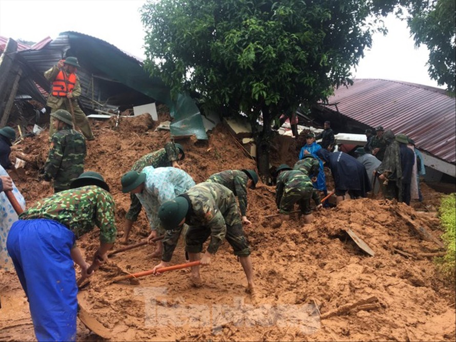 Các chiến sĩ tìm kiếm đồng đội của Đoàn Kinh tế - Quốc phòng 337 (Quân khu 4) bị vùi lấp và mất tích sau sự cố sạt lở đất ở huyện Hướng Hóa, tỉnh Quảng Trị 