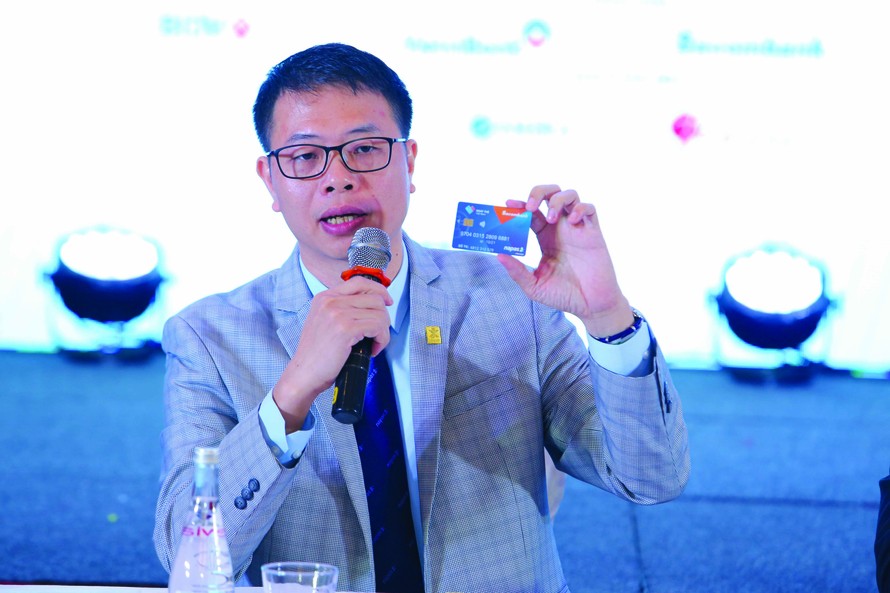 Ông Nguyễn Quang Hưng, Chủ tịch HÐQT Công ty Cổ phần Thanh toán Quốc gia Việt Nam (Napas) giới thiệu về thẻ chip tại buổi họp báo