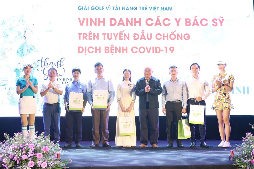 Ông Phùng Công Sưởng (thứ 2 bên trái) trao quà tôn vinh các y bác sỹ có nhiều đóng góp trong cuộc chiến chống COVID-19 ảnh: ANH TÀI 
