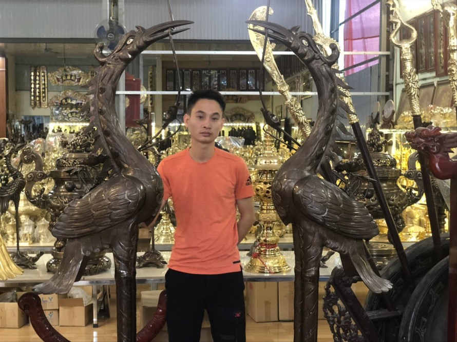 Anh Hoàng Văn Điệp, chủ cơ sở sản xuất và kinh doanh đồ đồng ở xã Đại Bái, huyện Gia Bình (Bắc Ninh) làm giàu với nghề truyền thống của cha ông Ảnh: N.T 