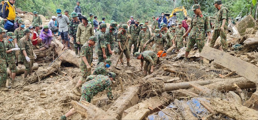Các chiến sỹ dùng tay cào bùn đất tìm kiếm người mất tích tại Trà Leng, Nam Trà My, Quảng Nam