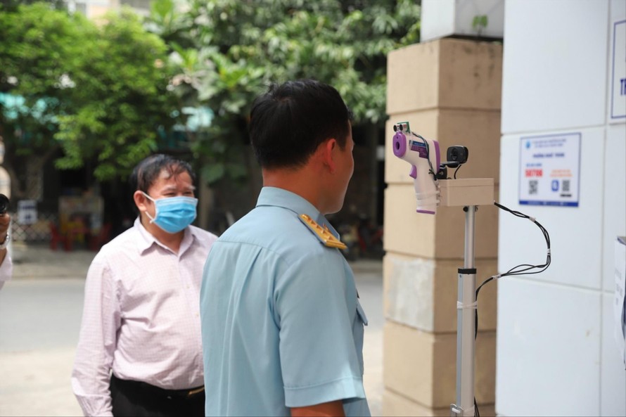 Máy đo thân nhiệt từ xa phòng chống dịch COVID-19 do cựu Thứ trưởng Bộ GD&ĐT Bùi Văn Ga sáng chế đang được sử dụng tại ĐH Đà Nẵng 