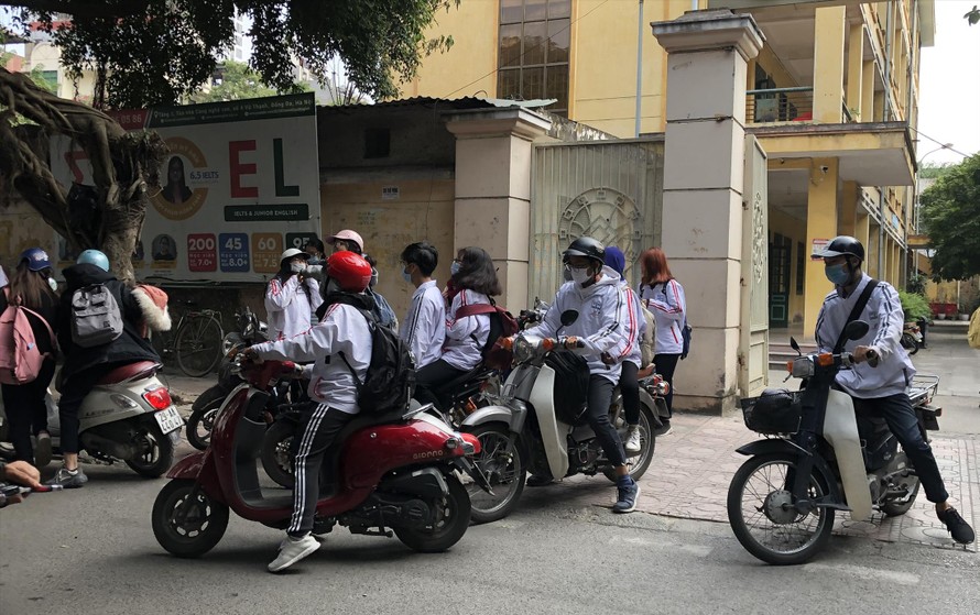 Nhiều học sinh THPT đi xe máy, xe đạp điện đến trường ảnh: Nguyễn Linh