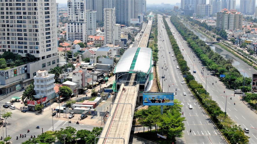 Xa lộ Hà Nội và tuyến metro số 1 là một trục đường chính quan trọng kết nối thành phố Thủ Đức giữa trung tâm TPHCM với các đô thị Vùng TPHCM Ảnh: Duy Quang