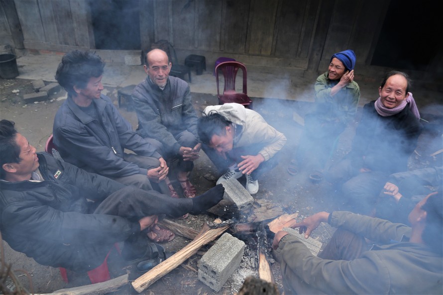 Người dân vùng cao Nghệ An sưởi ấm bên bếp lửa chống chọi giá rét. Ảnh: Cảnh Huệ 
