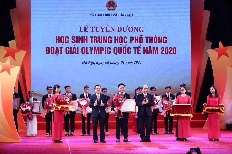 Thủ tướng Nguyễn Xuân Phúc và Bộ trưởng Bộ GD&ĐT Phùng Xuân Nhạ trao thưởng cho học sinh tối 8/1 Ảnh: Hà Linh 