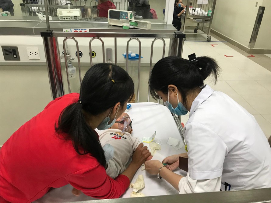 Khám cho trẻ bị viêm đường hô hấp Ảnh: Thái Hà