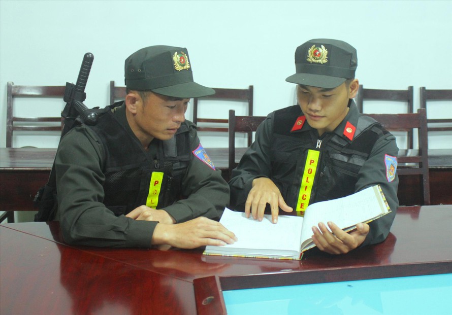 Thượng úy Nguyễn Thành Công (trái) và Trung sỹ Hứa Xuân Hoàng (phải) 