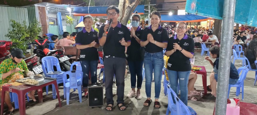 Anh Châu Thành Toàn và nhóm SV 07 hát xin tiền giúp người nghèo. Ảnh: NVCC 