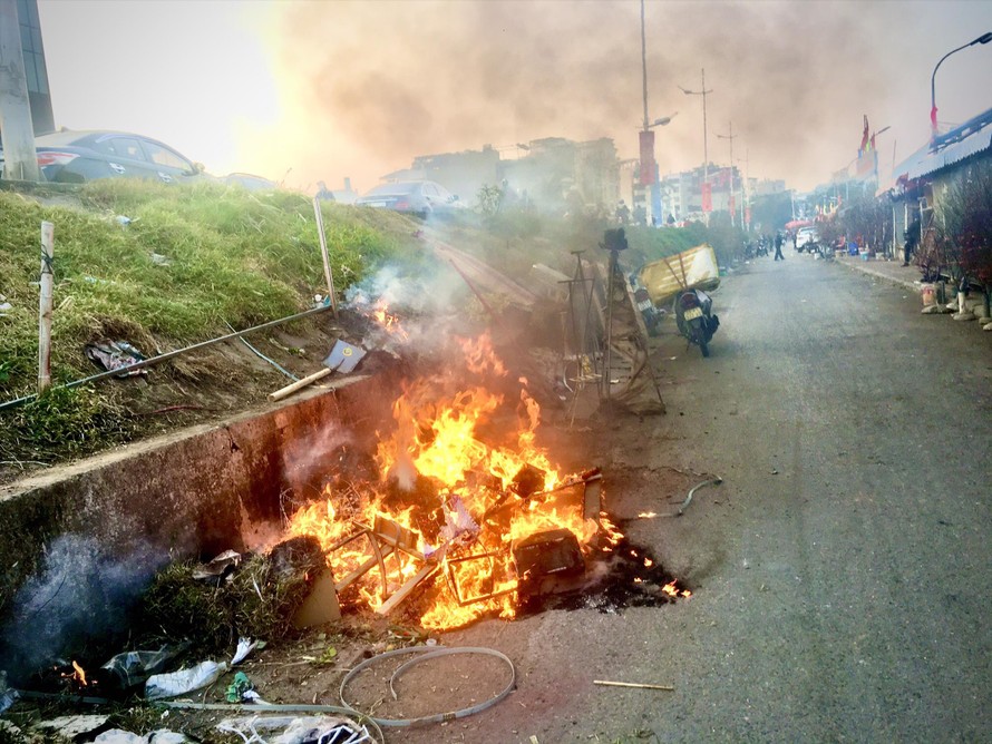 Đốt rác thải là một nguồn phát sinh ô nhiễm bụi mịn ở Hà Nội Ảnh: NGUYỄN HOÀI 