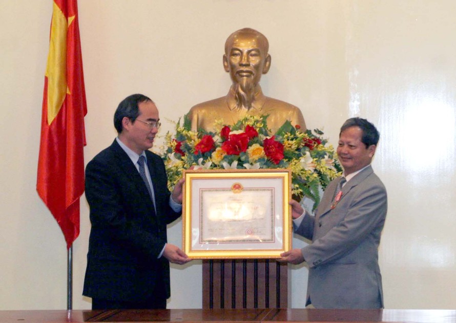 Năm 2012, Phó Thủ tướng Nguyễn Thiện Nhân trao Huân chương Độc lập hạng Nhì cho ông Hà Quang Dự Ảnh: Chinhphu.vn 