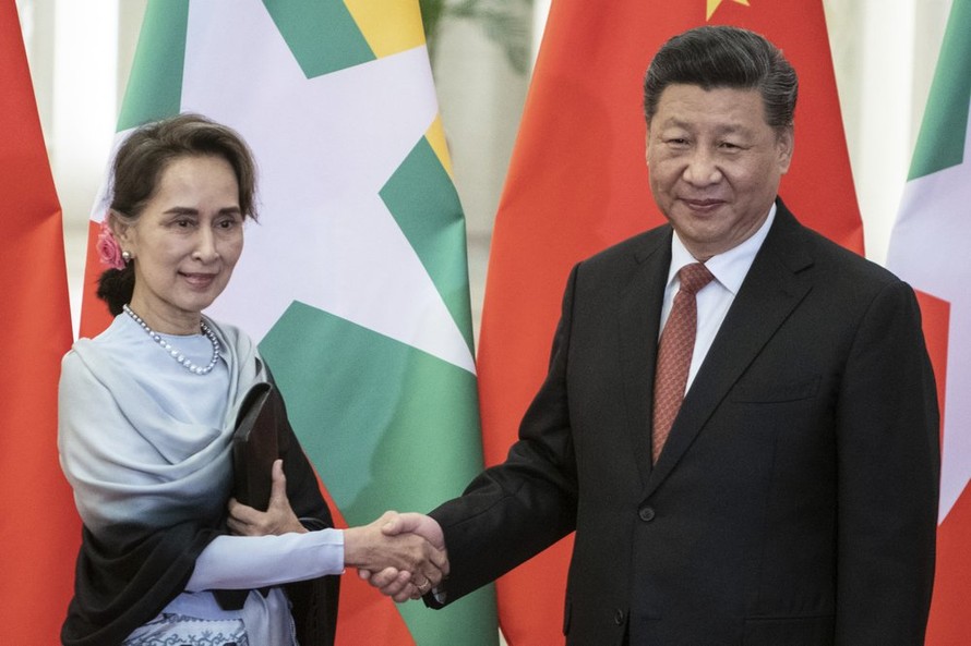 Chủ tịch Trung Quốc Tập Cận Bình đón Cố vấn nhà nước Myanmar Aung San Suu Kyi ở Bắc Kinh năm 2019 ảnh: AP 