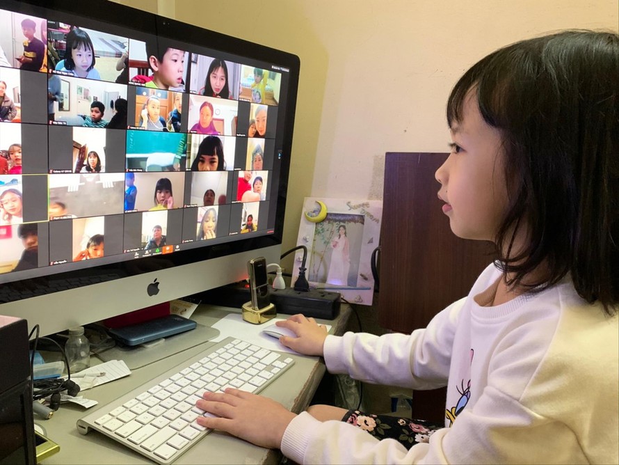 Trẻ nghỉ học, học trực tuyến khiến cuộc sống của không ít gia đình bị đảo lộn 