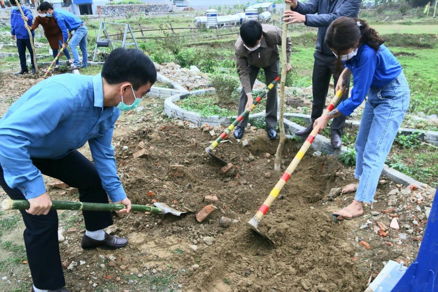Đoàn viên thanh niên Thanh Hóa trồng cây tại xã Cẩm Quý, huyện Cẩm Thủy 