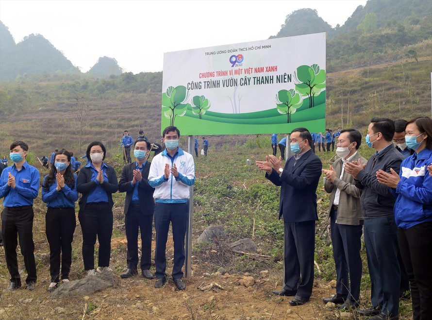 Bí thư Thường trực T.Ư Đoàn Bùi Quang Huy và các đại biểu khánh thành vườn cây thanh niên với 400 cây dổi Ảnh: Xuân Tùng 
