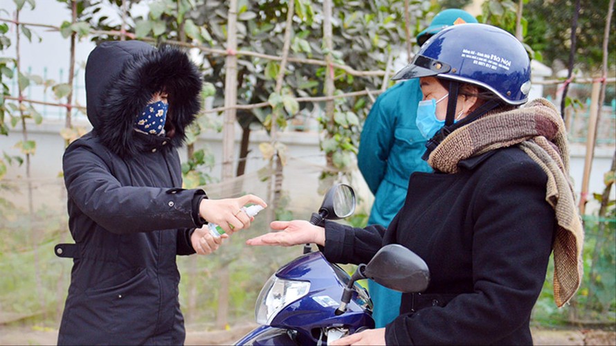 Các tổ COVID-19 trong cộng đồng kiểm soát người dân tại TP Chí Linh Ảnh: Nguyễn Hoàn 