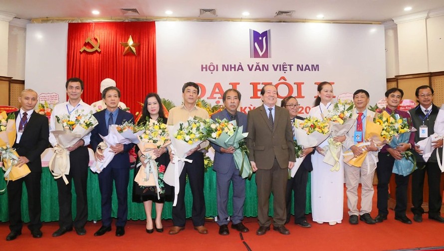 Ban chấp hành Hội Nhà văn Việt Nam nhiệm kỳ 2020-2025. Bắt tay vào nhiệm kỳ mới, Hội vừa thành lập các Hội đồng chuyên môn và các Ban công tác 