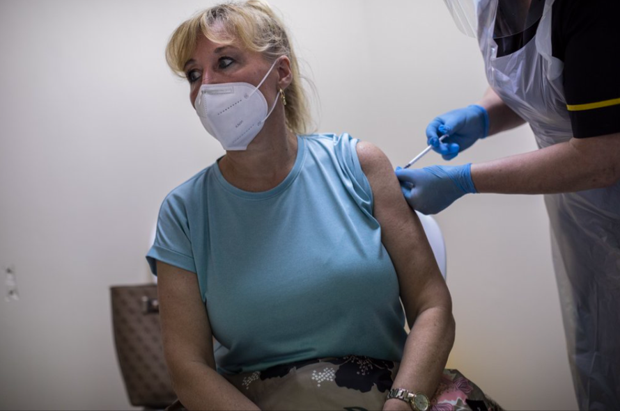 Một người dân Gibralta được tiêm vắc-xin COVID-19 ảnh: AP