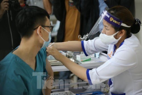 Tiêm vắc-xin cho nhân viên y tế BV Thanh Nhàn (Hà Nội) sáng 9/3 Ảnh: Như Ý 