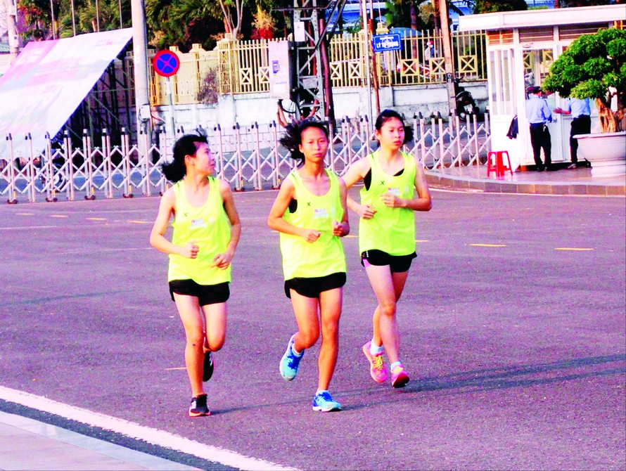 Vận động viên tỉnh Gia Lai tập luyện chuẩn bị cho giải Tiền Phong Marathon 