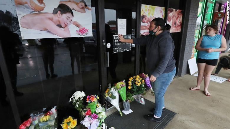 Hoa được đặt bên ngoài một cơ sở spa để tưởng nhớ các nạn nhân 