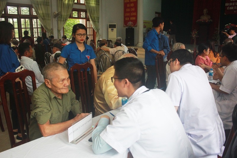 Đội ngũ bác sỹ trẻ Bệnh viện Nhiệt đới Trung ương nhiệt tình tư vấn, thăm khám cho các thương bệnh binh