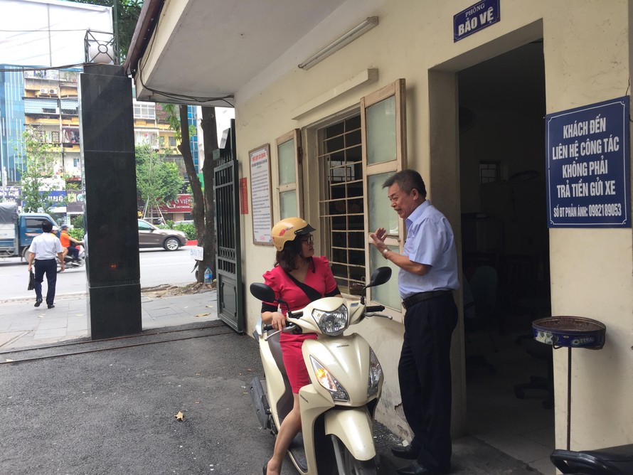Sở Lao động thương binh và xã hội Hà Nội lắp thêm biển bảng miễn phí vé gửi xe, ghi số đường dây nóng