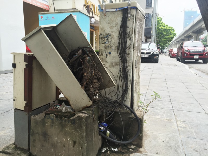 Tổ hợp 3 tủ điện nhếch nhác, có cái bị bung nắp trên phố Nguyễn Trãi.
