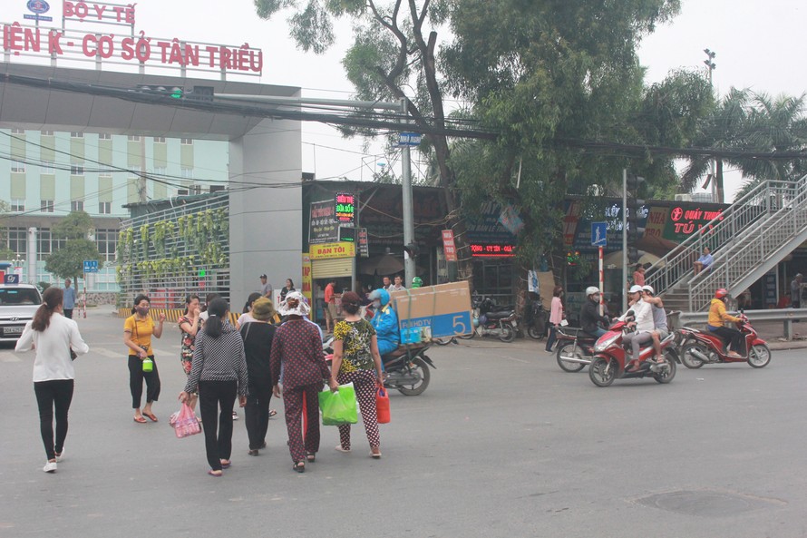 Người dân bất chấp nguy hiểm, băng qua đường tại cổng bệnh viện K Tân Triều