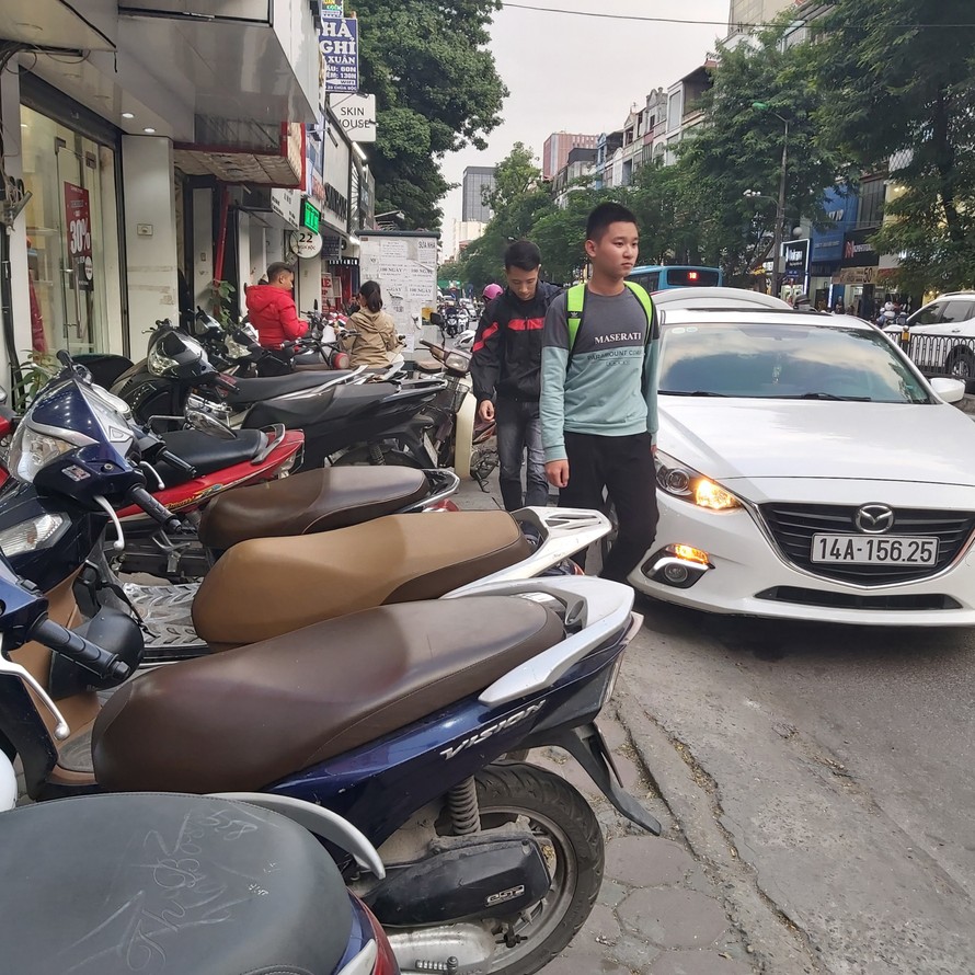 Vỉa hè phố Nguyễn Trãi bị chiếm dụng, người đi bộ phải tràn xuống lòng đường