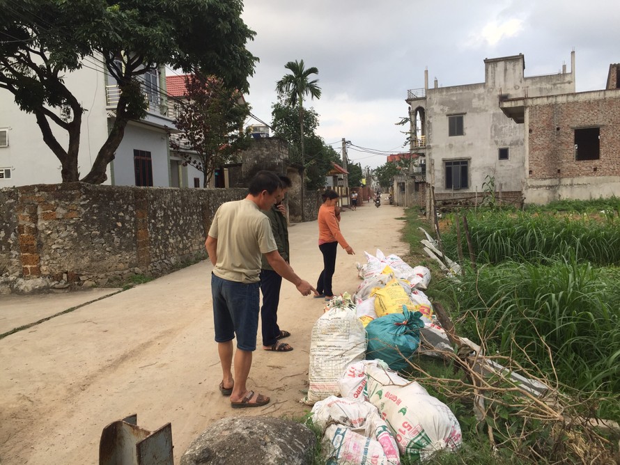Rác chất đống khắp đường làng, ngõ xóm tại xã Tuy Lai