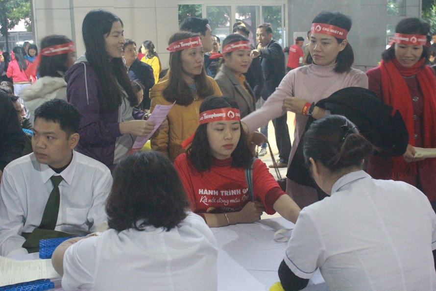 Hàng trăm người xếp hàng chờ hiến máu tại tỉnh NInh Bình