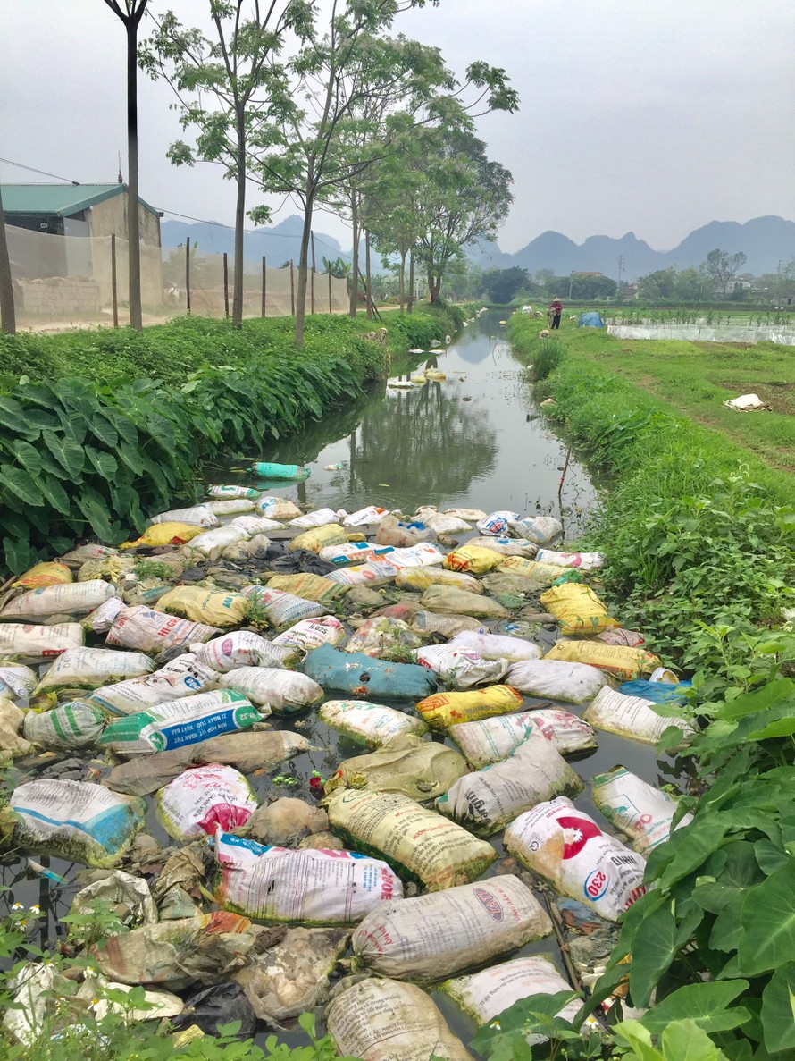 Khắp đường làng, ngõ xóm tại các thôn của xã Tuy Lai ngập trong rác