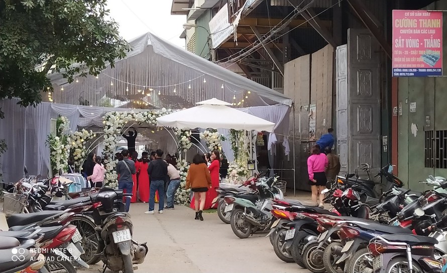 Gần Tết, Hà Nội nở rộ dựng rạp đám cưới giữa lòng đường
