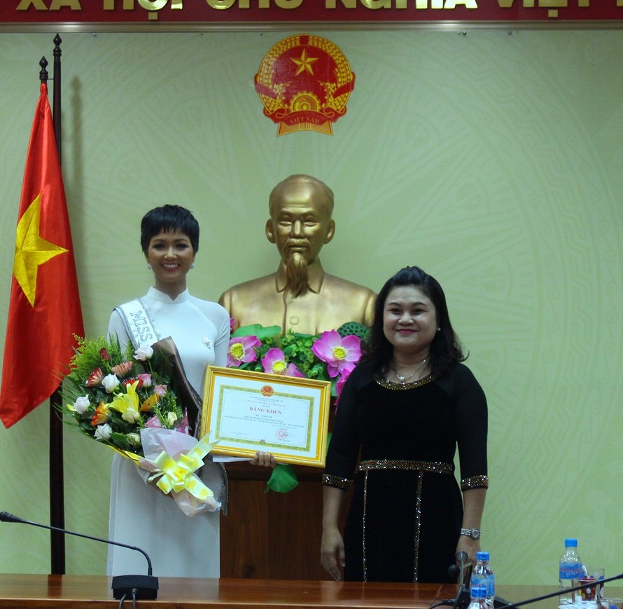 H’Hen Niê được chào đón nồng nhiệt ở quê nhà Đắk Lắk