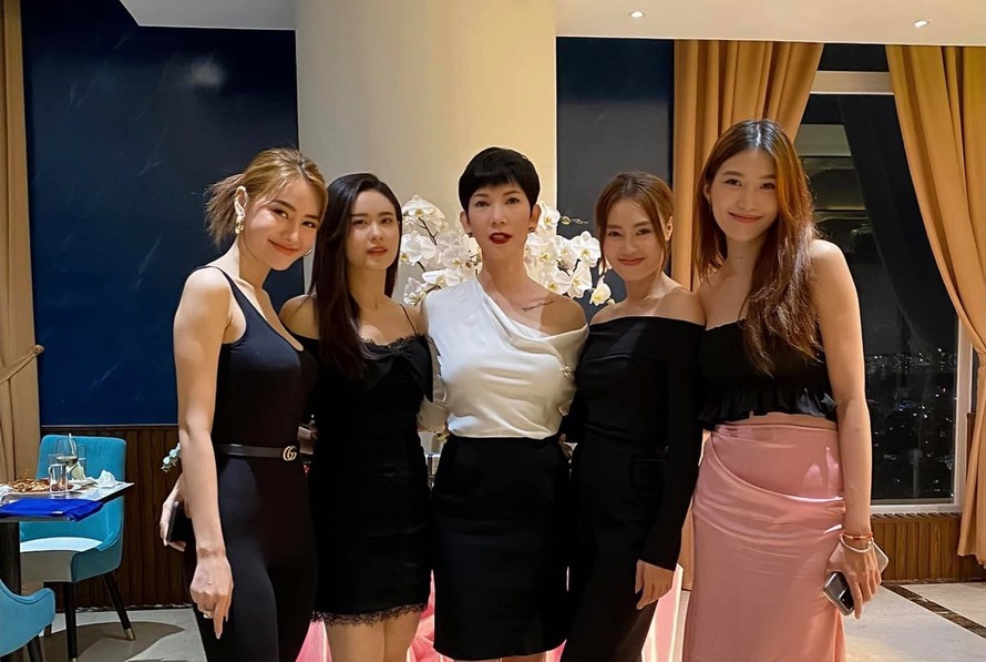 Thủ môn Bùi Tiến Dũng và 'hội chị em' showbiz dự sinh nhật của siêu mẫu Xuân Lan