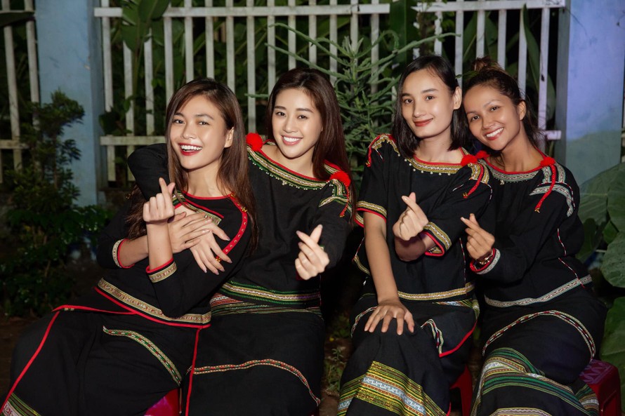 Hoa hậu H'Hen Niê, Khánh Vân và người đẹp mang trung thu về với buôn làng