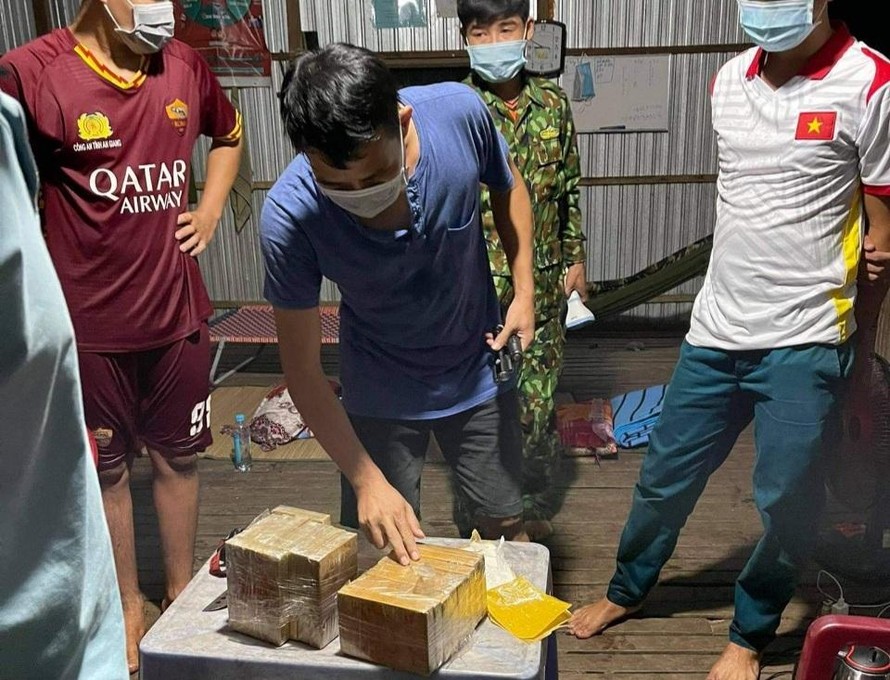 Phát hiện lính biên phòng, đối tượng vứt 20 bánh ma túy rồi bơi ngược về Campuchia 