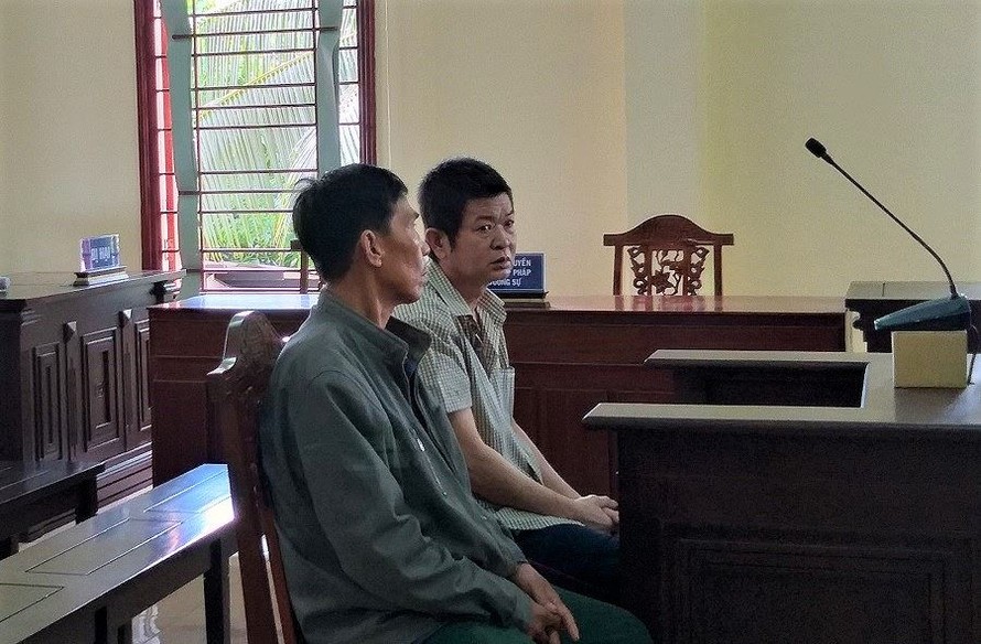 Bị cáo Thiện (áo tay ngắn) tại phiên tòa - Ảnh: Kim Hà.