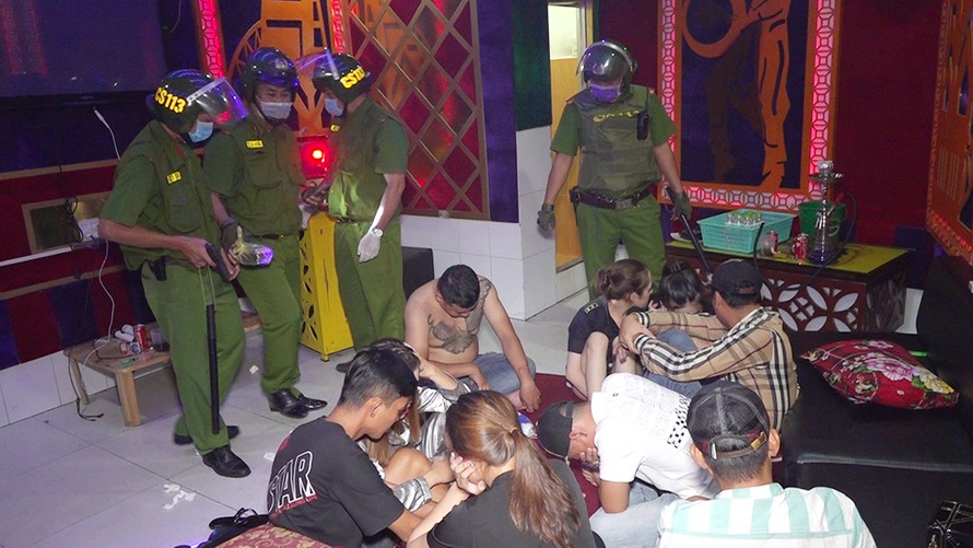 Các đối tượng bị bắt quả tang "mở tiệc" ma túy trong quán karaoke.