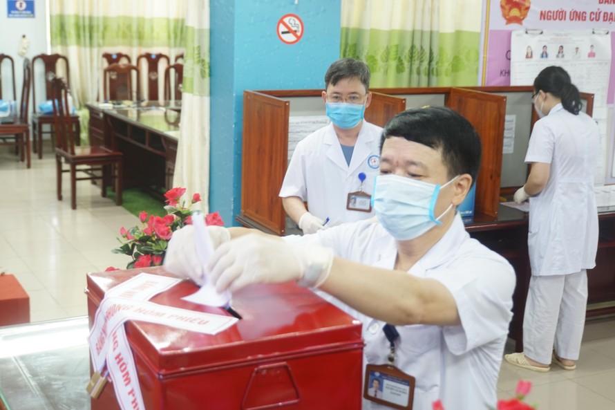 Cử tri là cán bộ tại Bệnh viện dã chiến số 1 tỉnh Bắc Ninh thực hiện quyền công dân