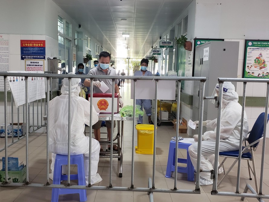 Bệnh nhân Covid-19 bỏ phiếu tại Bệnh viện dã chiến số 1 Bắc Ninh