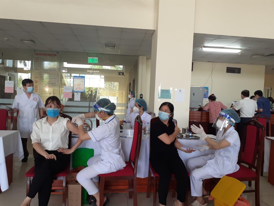 Bắc Giang tiêm vắc-xin cho cán bộ, công chức, viên chức có nguy cơ cao