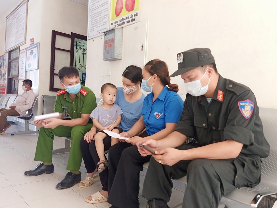Bộ trưởng Y tế tặng bằng khen cho công an hiến máu cứu trẻ ở vùng dịch Bắc Giang