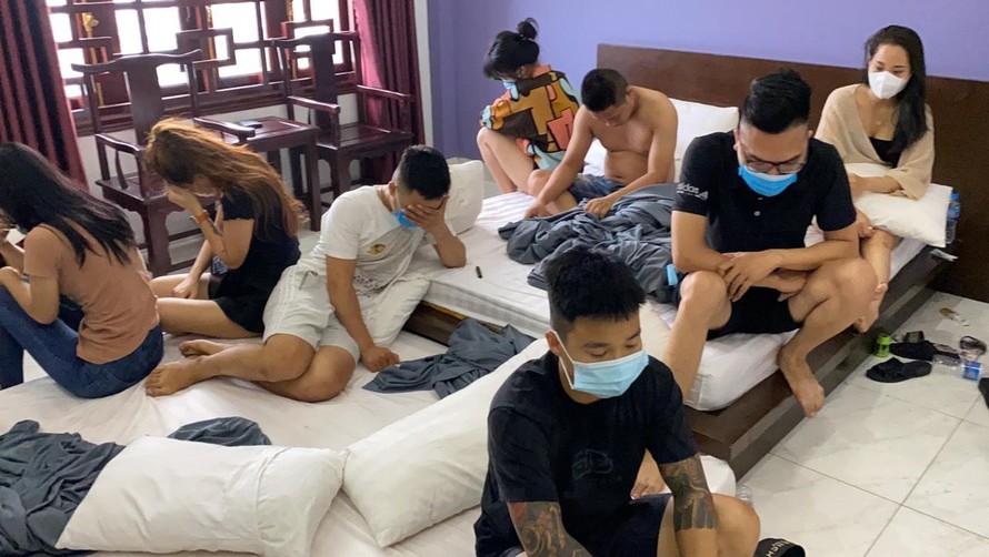 Giữa tâm dịch Bắc Ninh, 11 thanh niên tụ tập bay lắc trong khách sạn