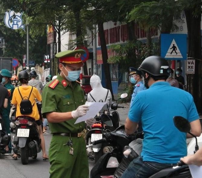 Cảnh sát kiểm tra giấy đi đường của người dân tại Hà Nội