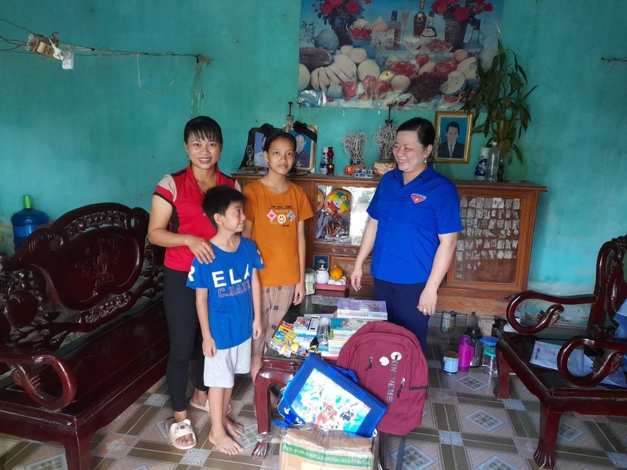 Nhà sách Tiền Phong nâng bước hai trẻ mồ côi đến trường