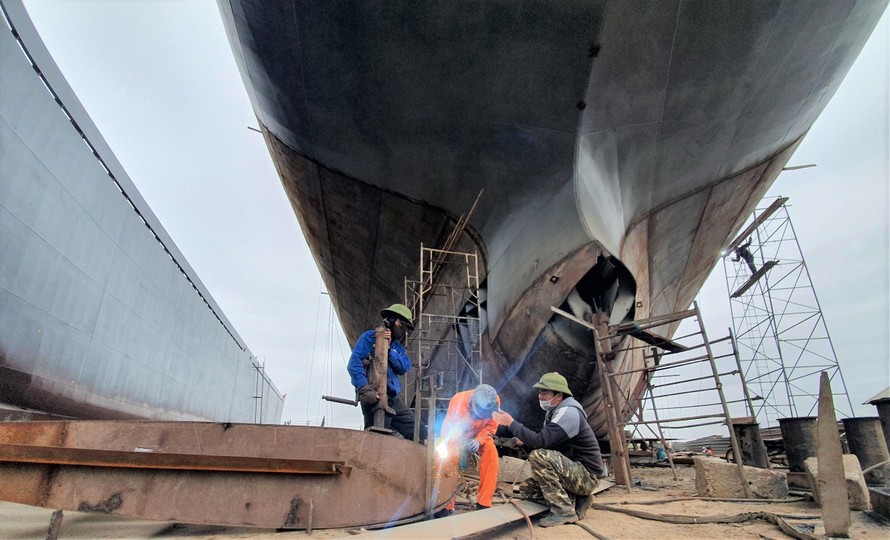 Hình ảnh các xưởng đóng tàu bên sông Ninh Cơ rục rịch hoạt động trở lại