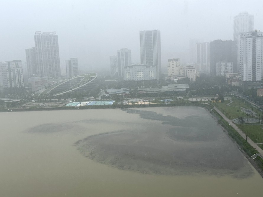 Vụ hồ điều hòa ở Hà Nội đen kịt nước bẩn: Cứ mưa to là xả nước cống vào hồ?